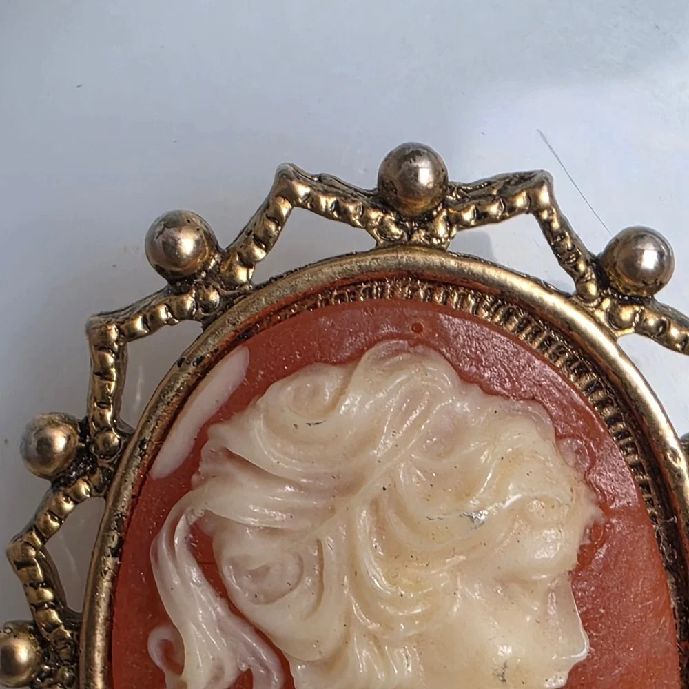 Vintage Cameo Brooch Pin Oval Portrait Woman‎ Cream Coral Gold Tone Ornate Metal